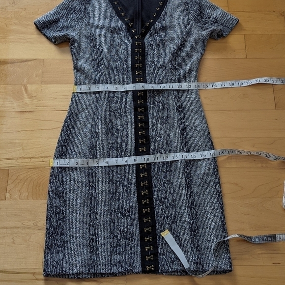 TAHARI snake animal print hook eye front v neck dress size Small c1 - Picture 7 of 8